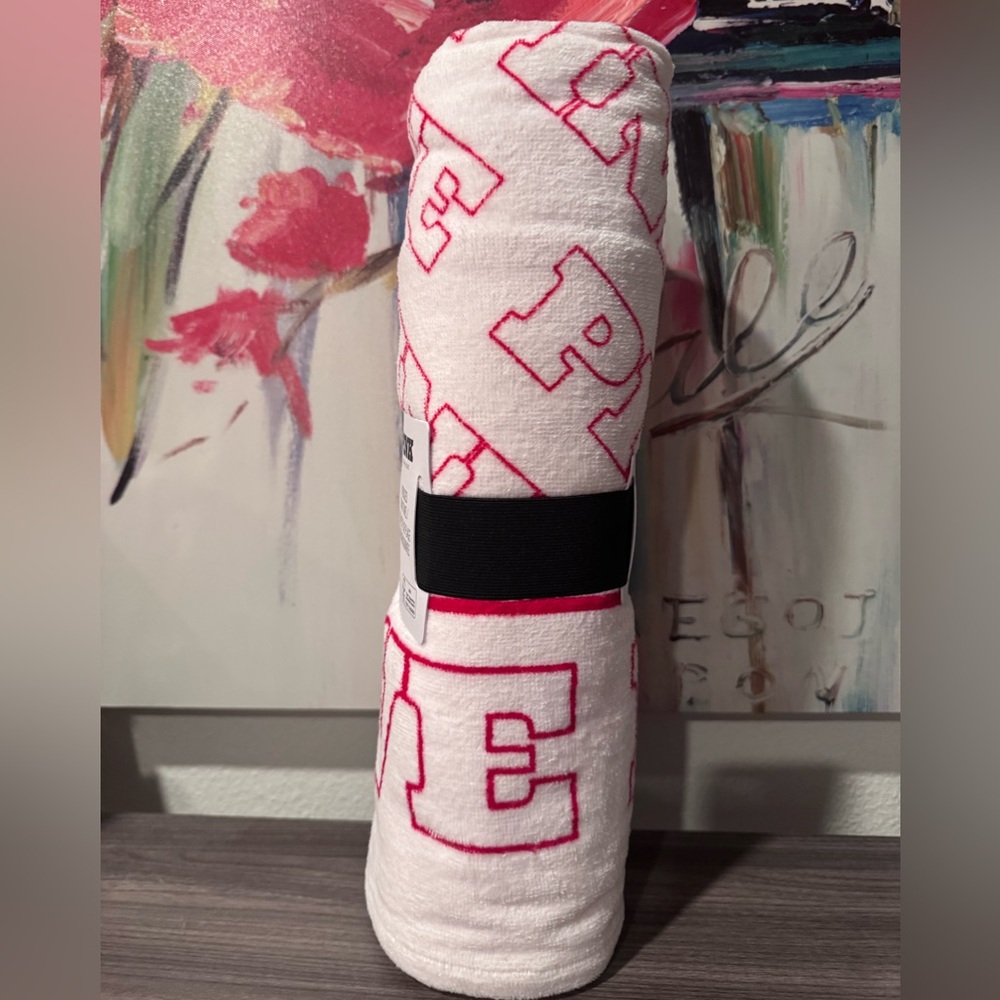 Beach Towel Pink Victoria’s Secret - Picture 2 of 2